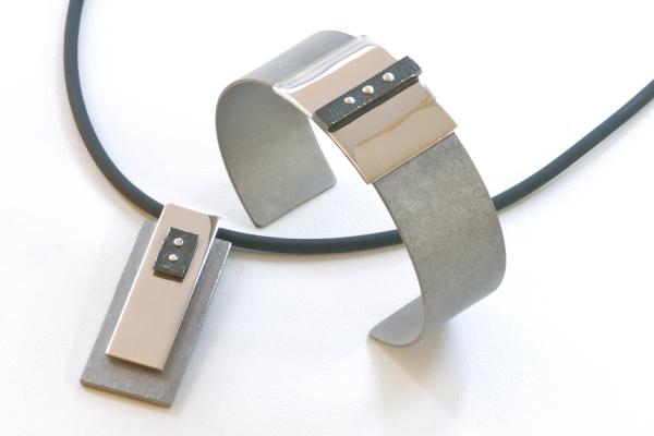 klemarmband en hanger, titanium, zilver, zwart zirconium