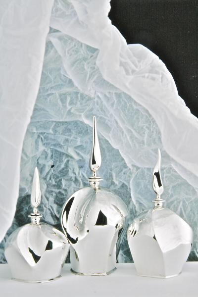 drie zilveren parfumflesjes