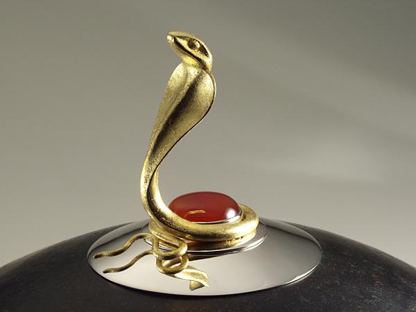 detail urn cobra