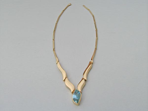 collier 18 krt. goud met wave-cut aquamarijn