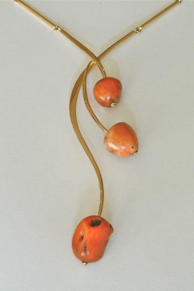 collier van oud goud met bloedkoraal