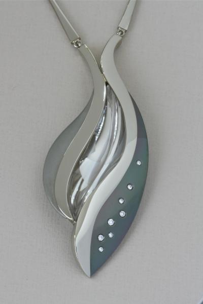 collier witgoud, titanium, zwart zirconium met diamant en bergkristal