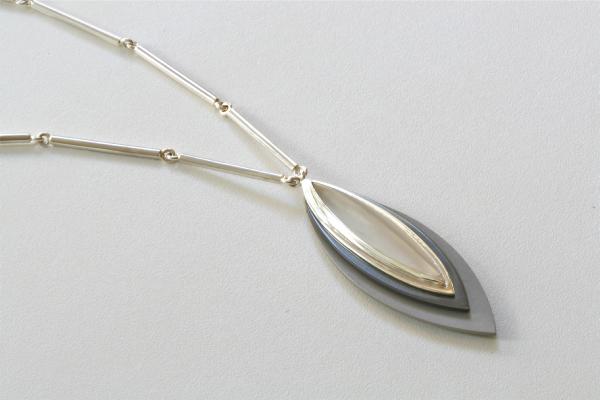 collier zilver, titanium, zwart zirconium en bergkristal
