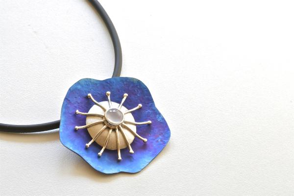 hanger zilver blauw titanium met chalcedoon