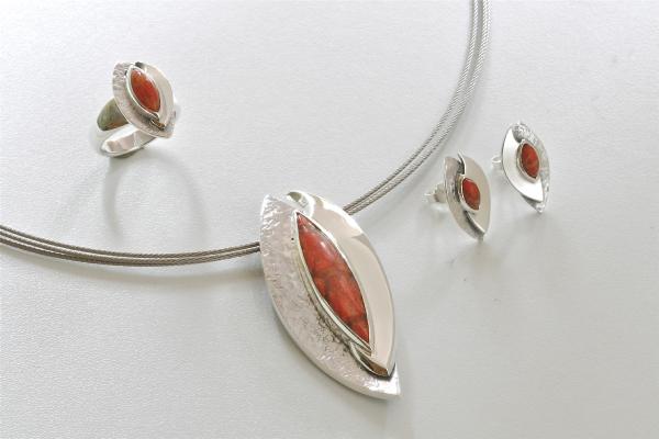 hanger, ring en oorstekers zilver met schuimkoraal