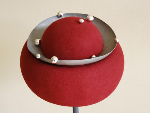 hoed met object, vilt, titanium en zilver