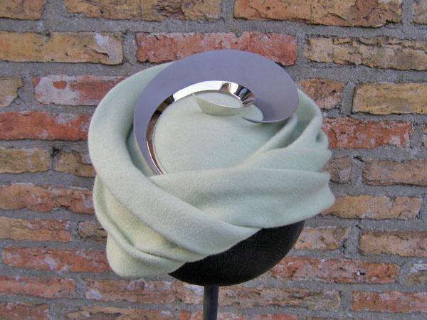 hoed vilt, en object zilver en titanium