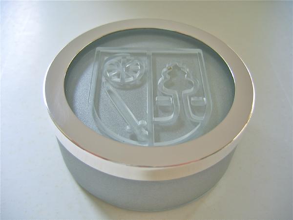 presse papier aluminium zilver en perspex labirinth, relatiegeschenk gemeente heerenveen