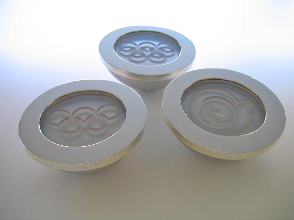 presse papiers, aluminium zilver en perspex labirinth. 