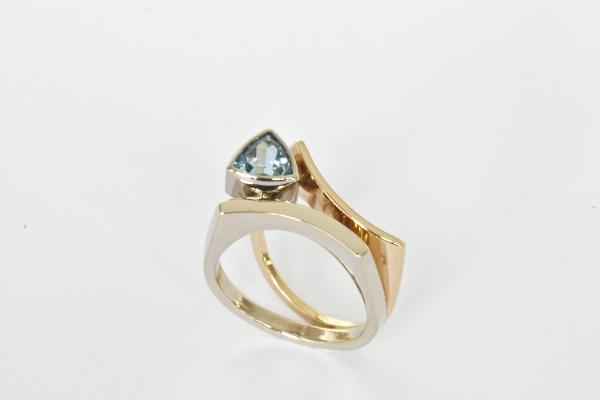 ring wit en geelgoud met aquamarijn