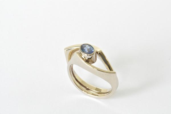 ring witgoud met saffier