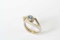 ring witgoud met saffier