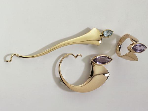 2x broche en ring aquamarijn amethist 585 roodgoud en 750 ge