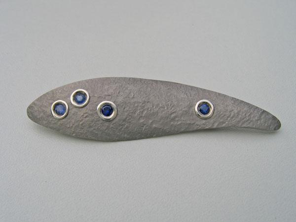 broche, titanium, zilver en blauw saffier