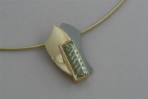 hanger 18 krt. goud, titanium en beryl