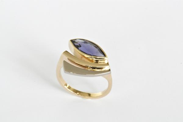 ring wit en geelgoud met ioliet